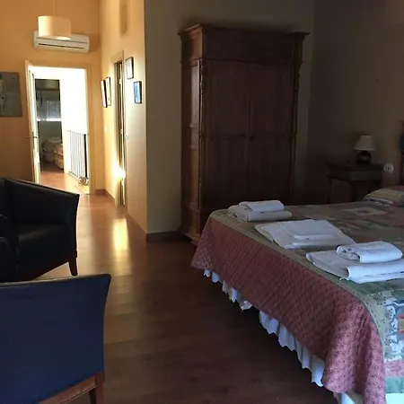 Con Piscina Privada 度假居 *